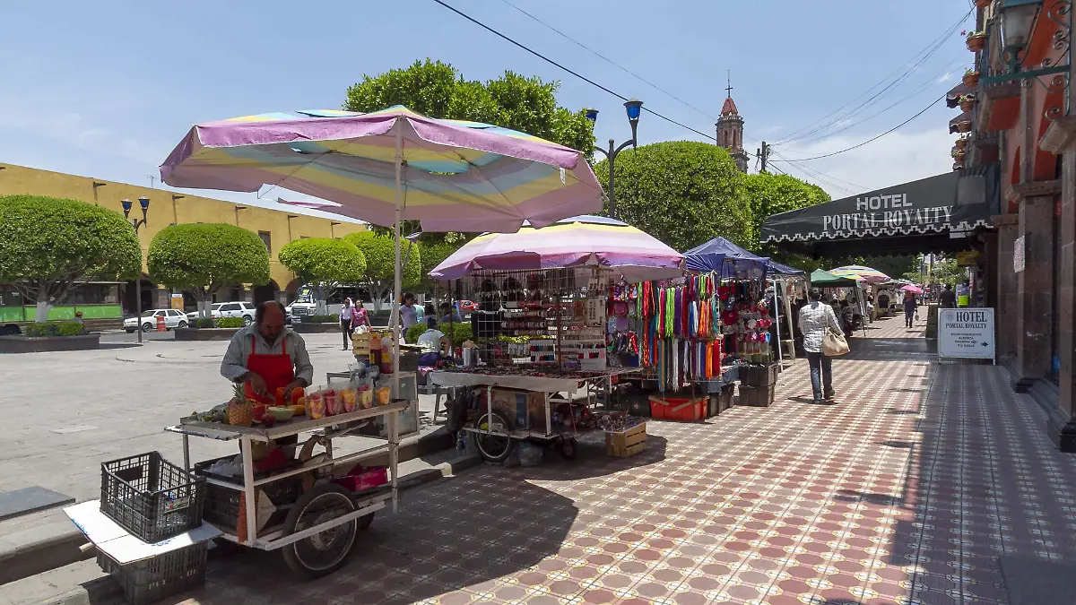 Algunos puntos establecidos en las mesas de trabajo, son realizar un censo real del comercio en vía pública, la regularización y ubicación. Foto César Ortiz